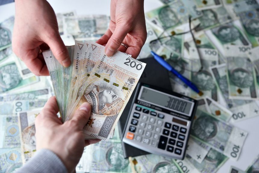 pieniądze przekazywane z ręki do ręki
