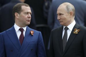 Dmitrij Miedwiediew i Władimir Putin