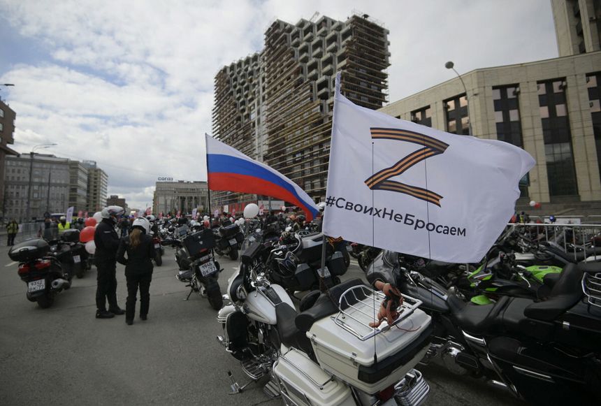 motocykle z rosyjską flagą i symbolem Z
