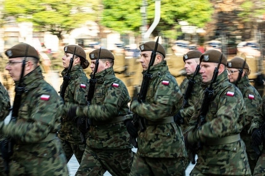 polscy żołnierze na defiladzie