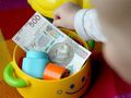 dziecko sięgające po banknot 500 zł