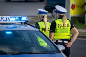 policjantki przy radiowozie