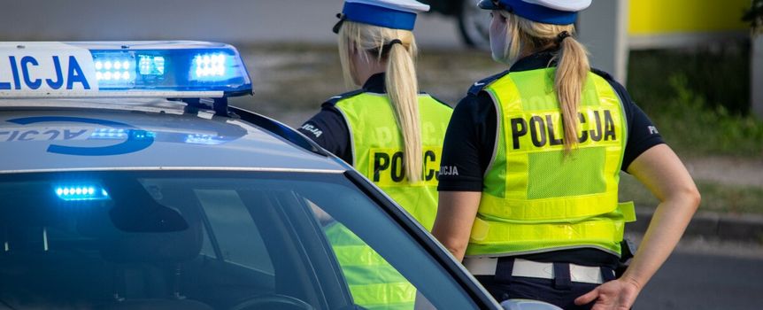 policjantki przy radiowozie