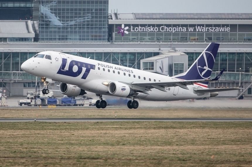 samolot LOT startujący z Lotniska Chopina