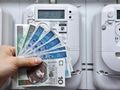 pieniądze na tle licznika prądu elektrycznego