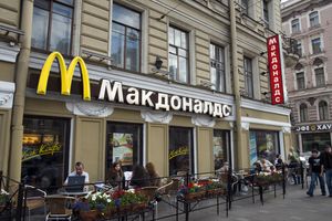 McDonald’s i KFC zawieszają działalność w Rosji z powodu wojny