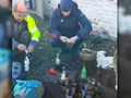 Ukraińcy przygotowujący koktajle Mołotowa