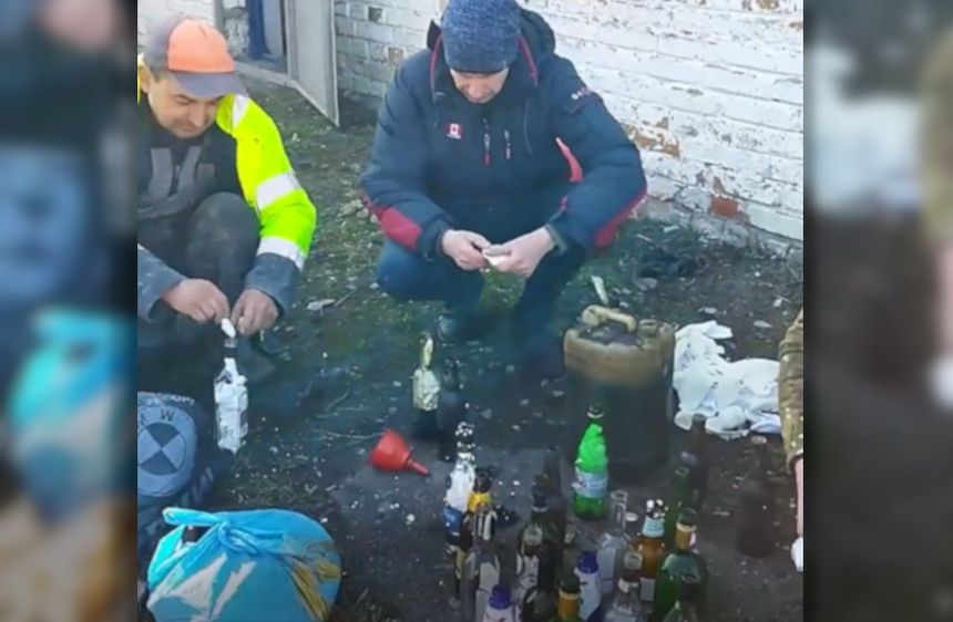 Ukraińcy przygotowujący koktajle Mołotowa
