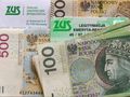 pieniądze, list od ZUS i legitymacja emerycka