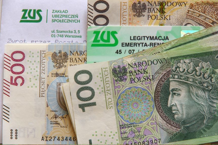 pieniądze, list od ZUS i legitymacja emerycka