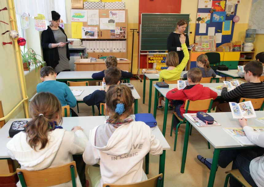Dzieci w klasie w szkole