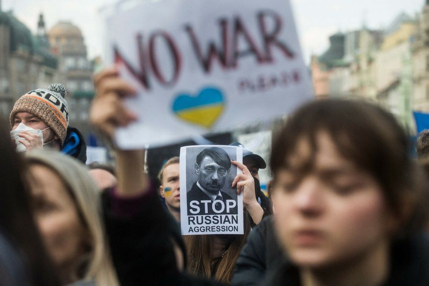 demonstranci z portretem porównującym Putina do Hitlera