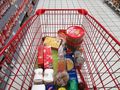 wózek z zakupami w supermarkecie
