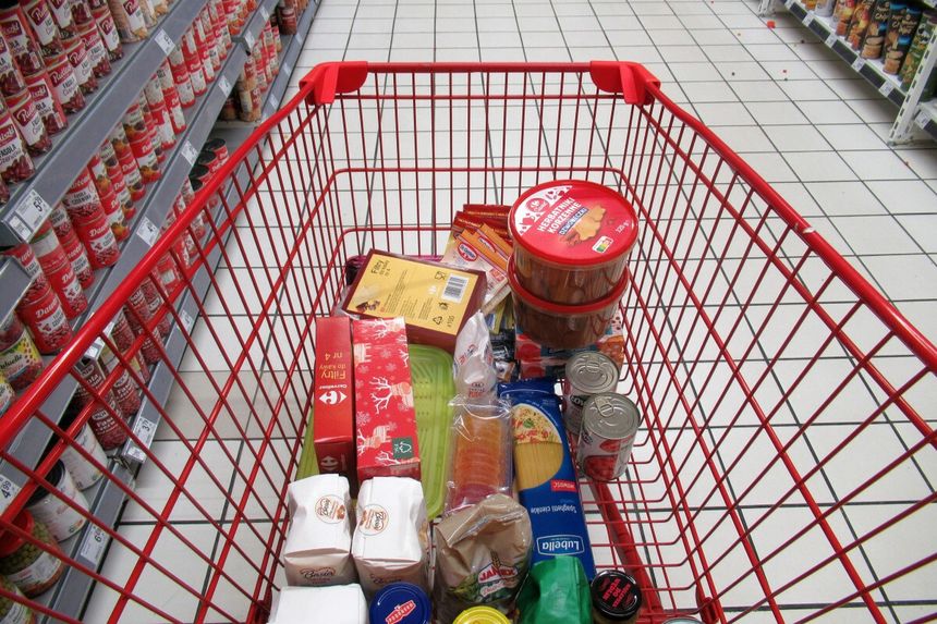 wózek z zakupami w supermarkecie