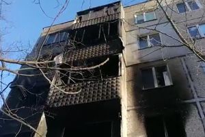Zniszczony blok mieszkalny w Czernihowie