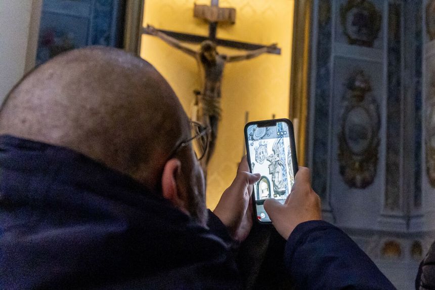 mężczyzna robi zdjęcie telefonem