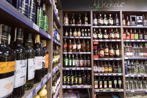 Sklepy monopolowe otwierają się w niedziele jako wypożyczalnie wędek, rowerów i szachów