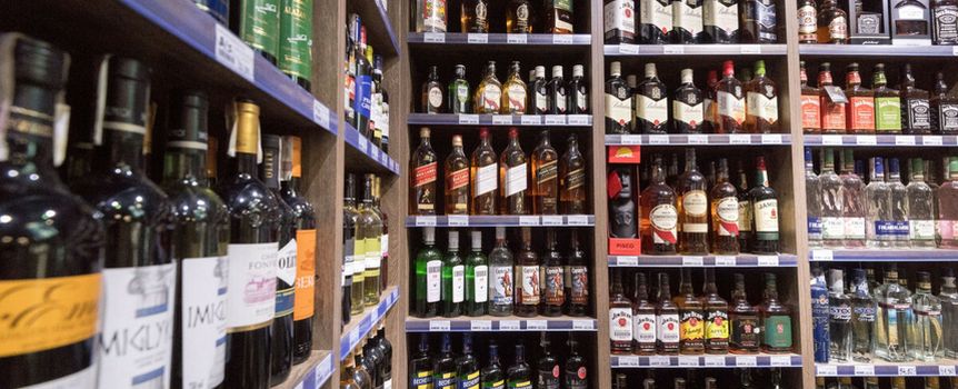 Sklepy monopolowe otwierają się w niedziele jako wypożyczalnie wędek, rowerów i szachów