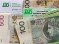 pieniądze i legitymacja ZUS