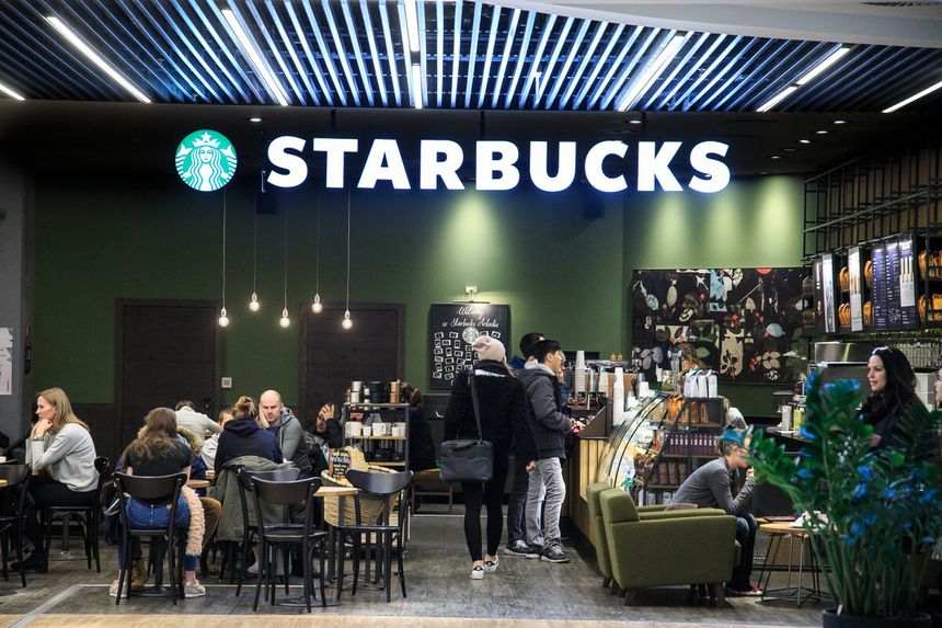 Starbucks zawiesza działalność w Rosji, a Coca-Cola i PepsiCo ograniczają sprzedaż