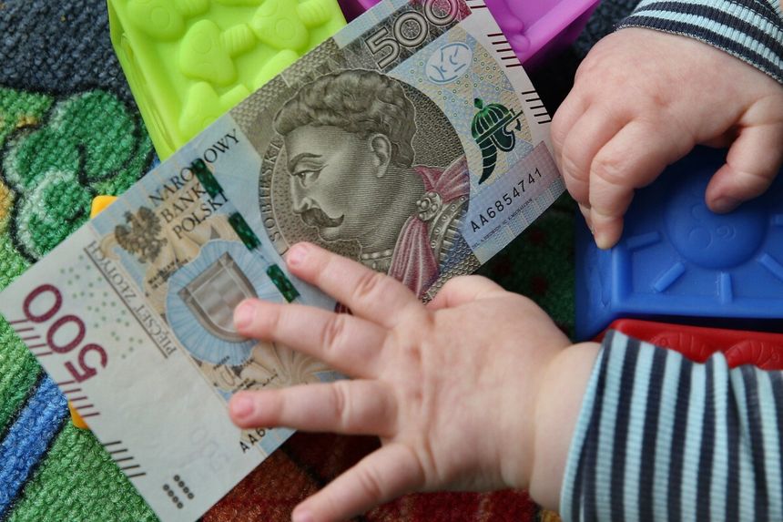 dziecko z banknotem 500 zł