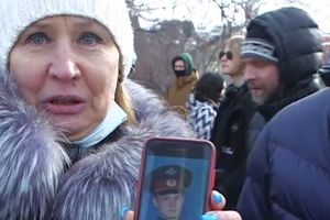 Matka rosyjskiego żołnierza na proteście antywojennym