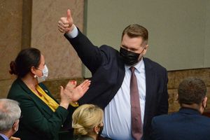 Minister edukacji i nauki Przemysław Czarnek na sali obrad Sejmu w Warszawie, 9 bm. Sejm odrzucił sprzeciw Senatu wobec noweli prawa oświatowego. Teraz ustawa trafi do prezydenta.
