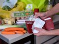 paragon i pieniądze i portfel po zakupach