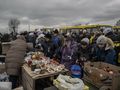 uchodźcy otrzymujący posiłek