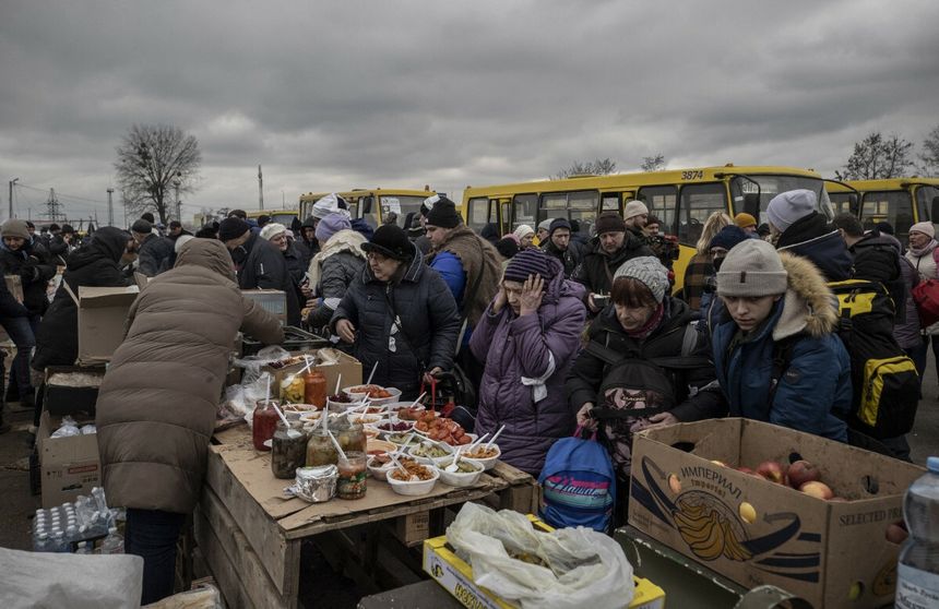 uchodźcy otrzymujący posiłek