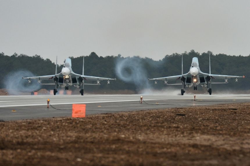 samoloty Su-30 na pasie startowym