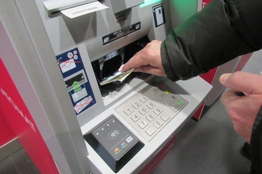 wypłata gotówki z bankomatu