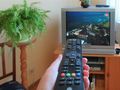 stary telewizor z pilotem