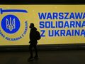 komunikat w metrze "Warszawa solidarna z Ukrainą"