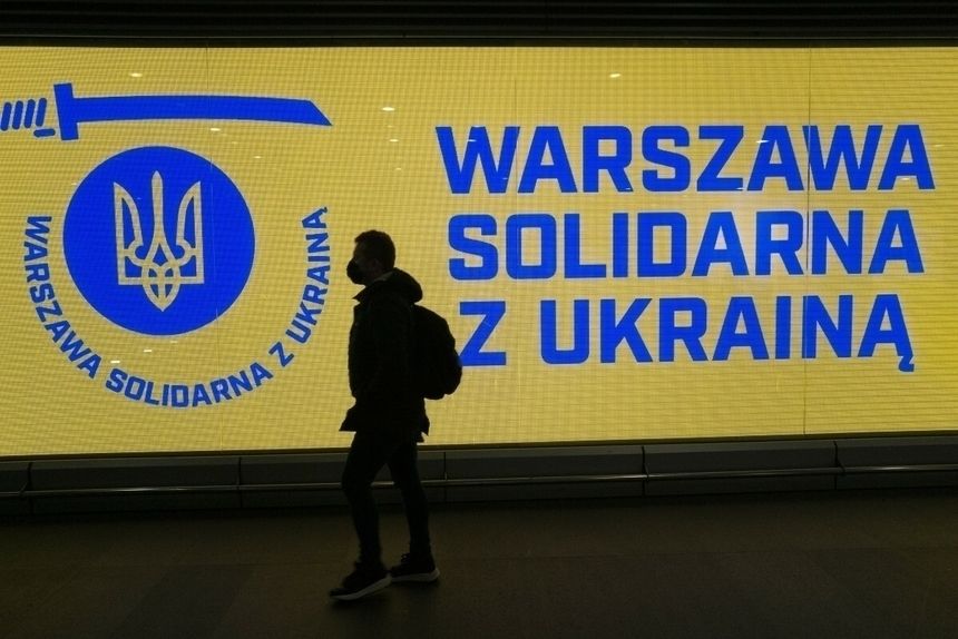 komunikat w metrze "Warszawa solidarna z Ukrainą"