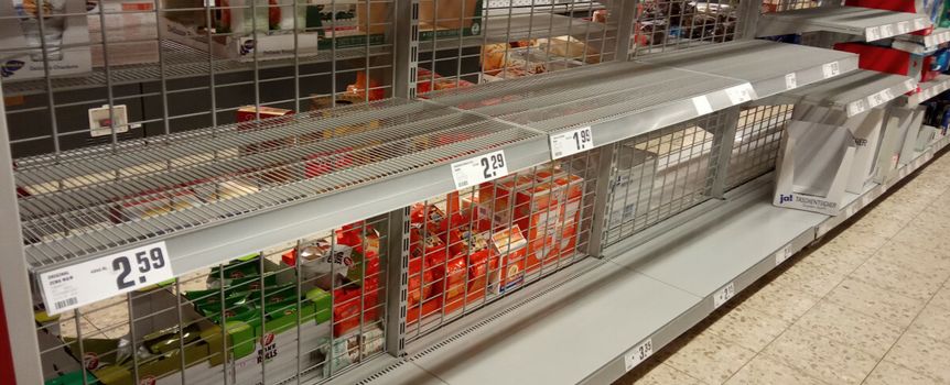 Puste półki w niemieckich sklepach