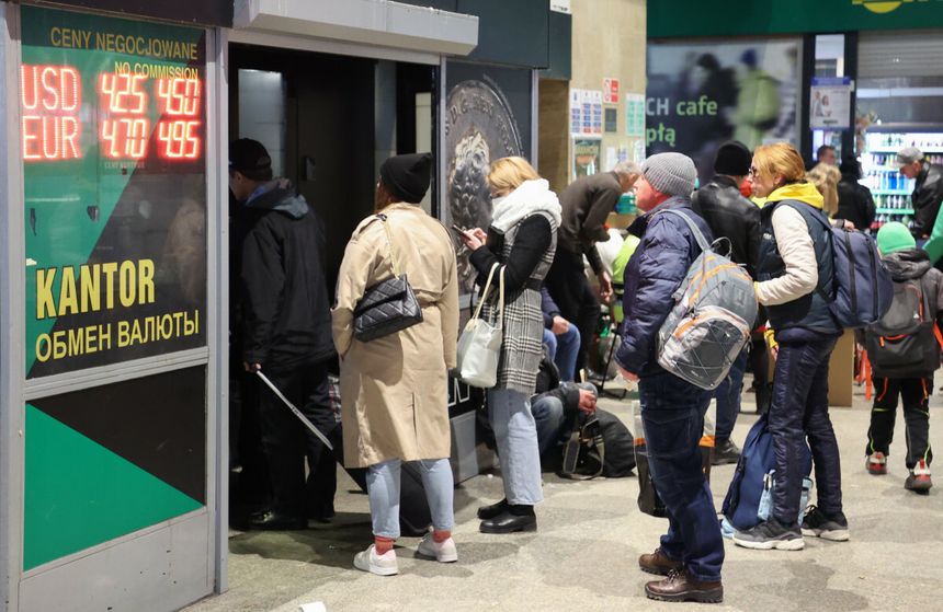 Złoty w czwartek rano nieco słabszy. Co z rublem