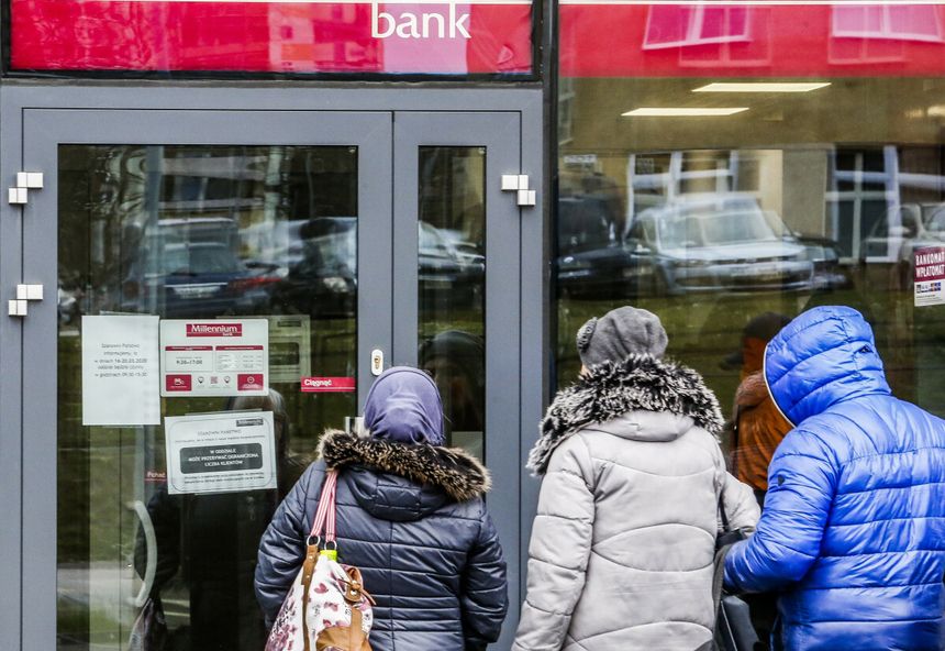 Masowe wypłaty z bankomatów 