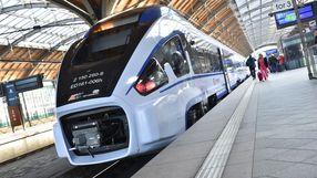 Pociąg PKP Intercity na dworcu