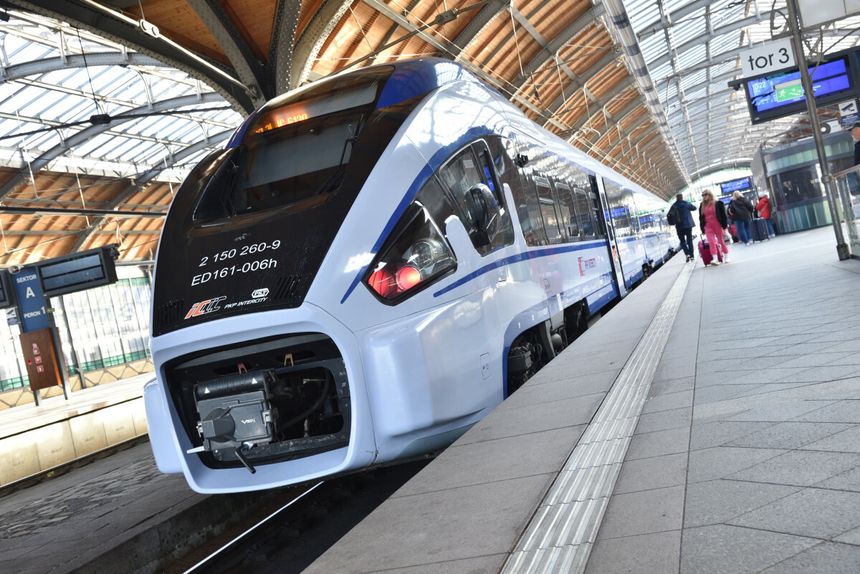 Pociąg PKP Intercity na dworcu
