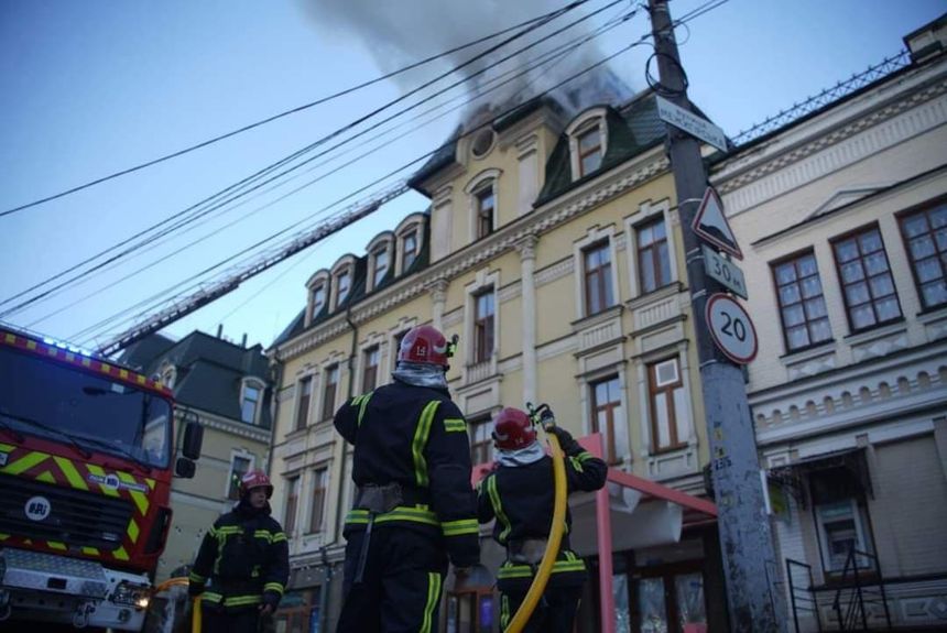 Budynek administracji płonie