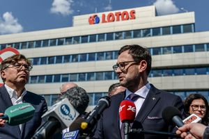 Daniel Obajtek przed siedzibą Lotosu