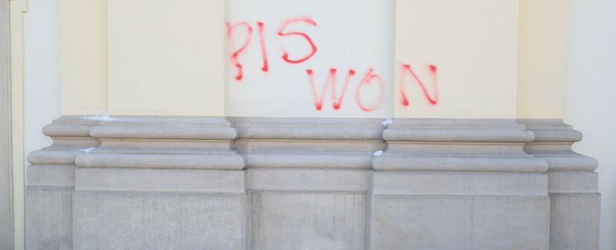Popisana fasada kościoła