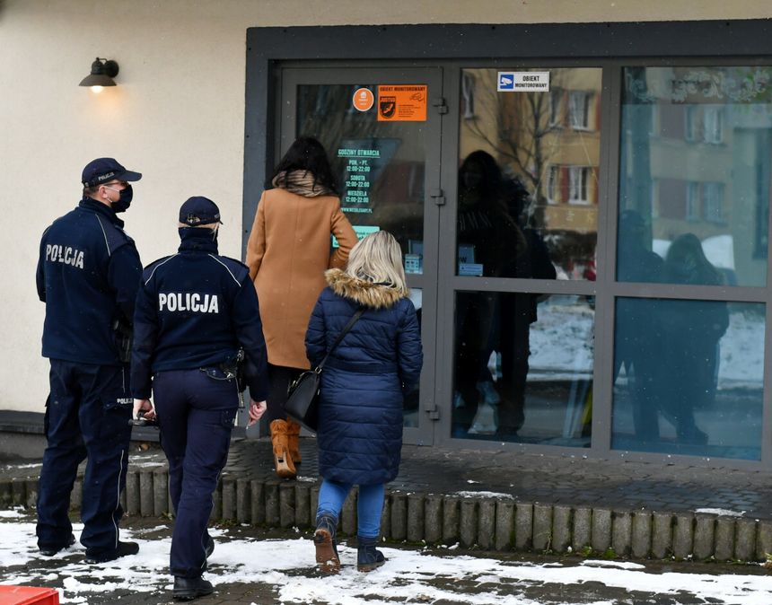 Nowe obostrzenia - policja i sanepid przeprowadzą kontrole