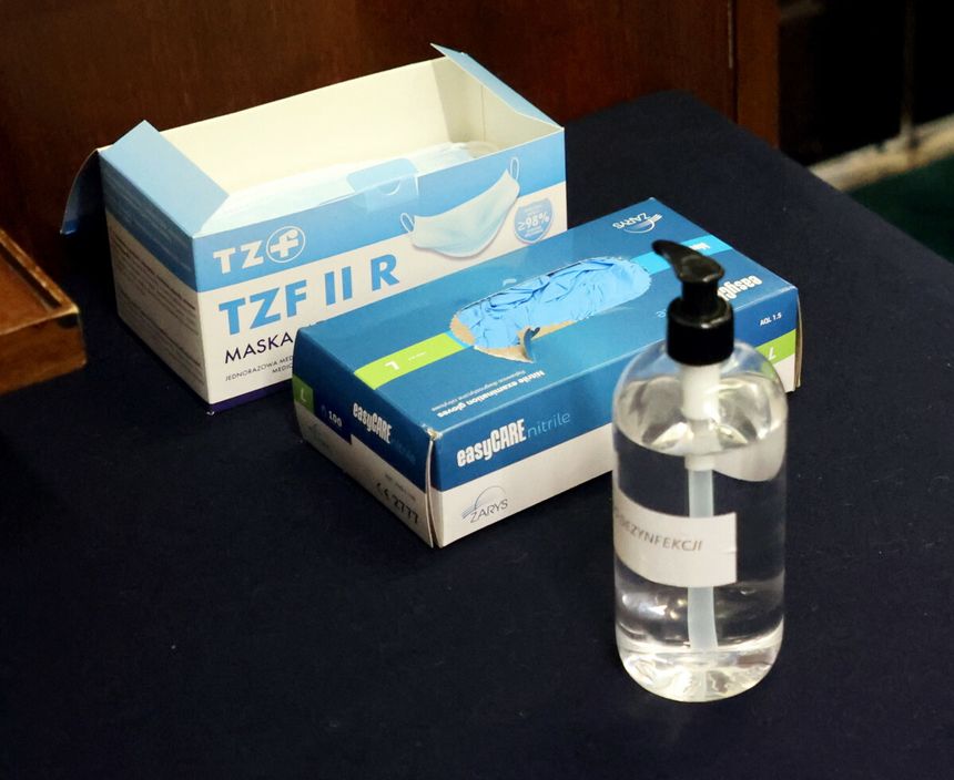15 tys. zł kary za zarażenie, a testy raz w tygodniu. Poseł PiS zapowiada nowy projekt
