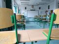 pusta sala w szkole podczas nauki zdalnej
