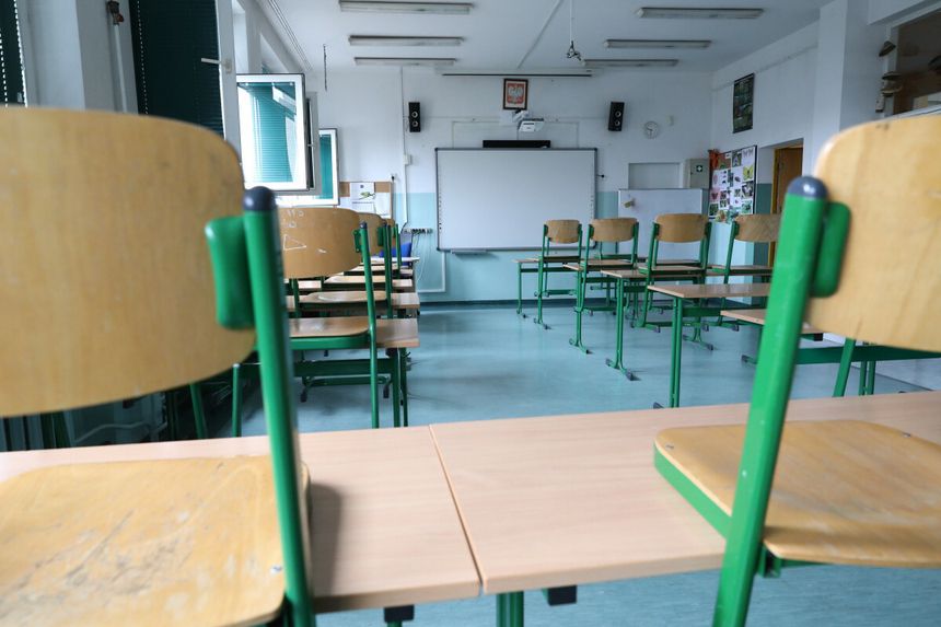 pusta sala w szkole podczas nauki zdalnej