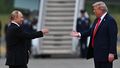 Na zdjęciu Władimir Putin i Donald Trump witają się na lotnisku. W tle schody do samolotu.