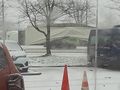 Tir przewrócił się na samochód osobowy