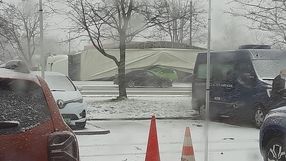 Tir przewrócił się na samochód osobowy